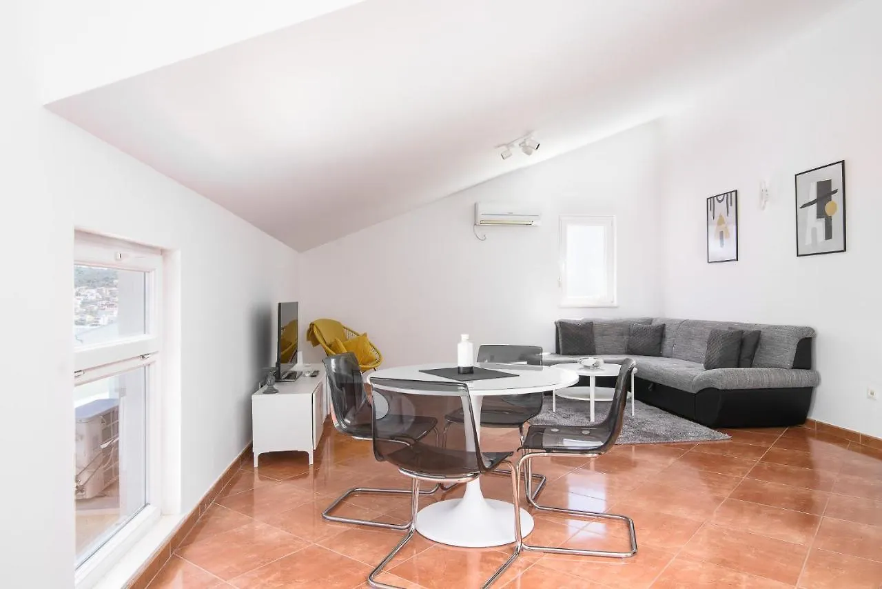 Apartment Dani 特罗吉尔